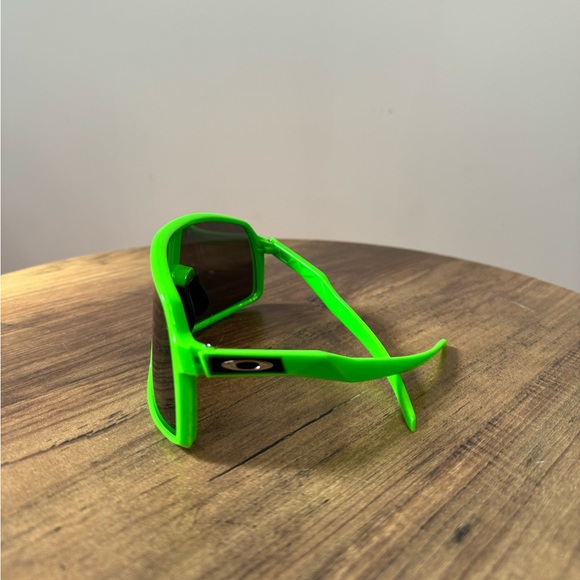 Perfect green flash sports glasses☘️’ - Picture 2 of 3